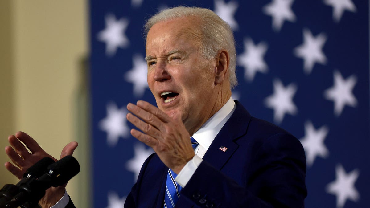 Biden admin's taxpayer-backed contracts to help illegal immigrants avoid deportation come under a microscope