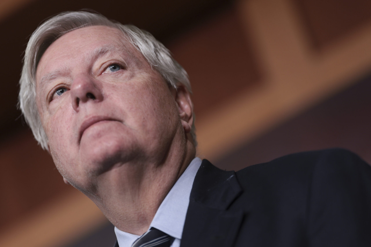 Graham Urges Biden To ‘Stop The Inflow’ Of Migrants To Get Ukraine Aid
