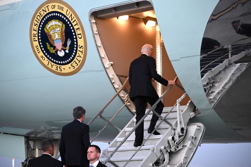Secret Service Agent Guards Stairs So Biden Won’t Fall Boarding Air Force One