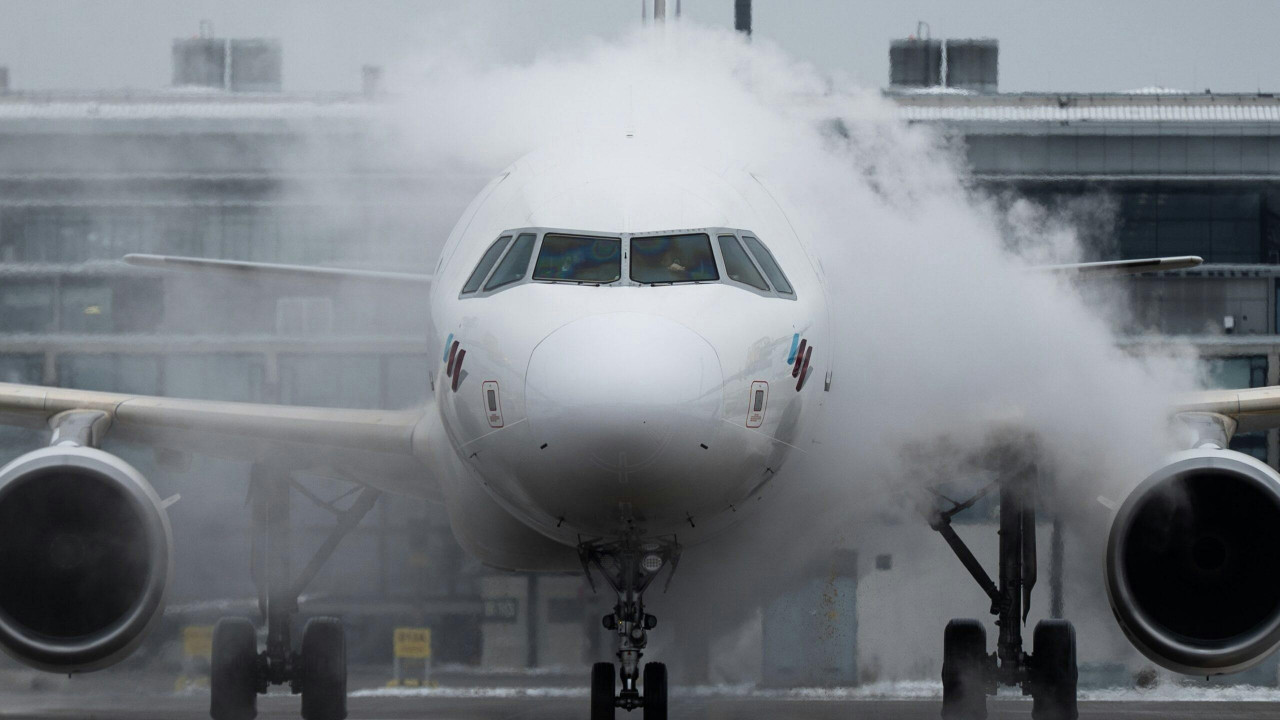 Delta Urges Travelers To Rebook As Winter Storm Threatens Weekend Flights