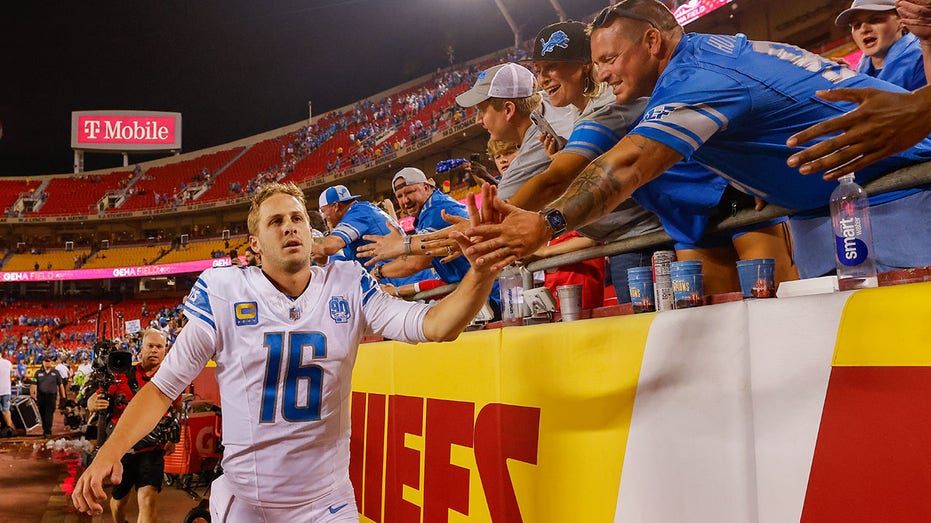 Pistons, Red Wings fans break out 'Jared Goff' chants ahead of Lions-49ers NFC Championship game