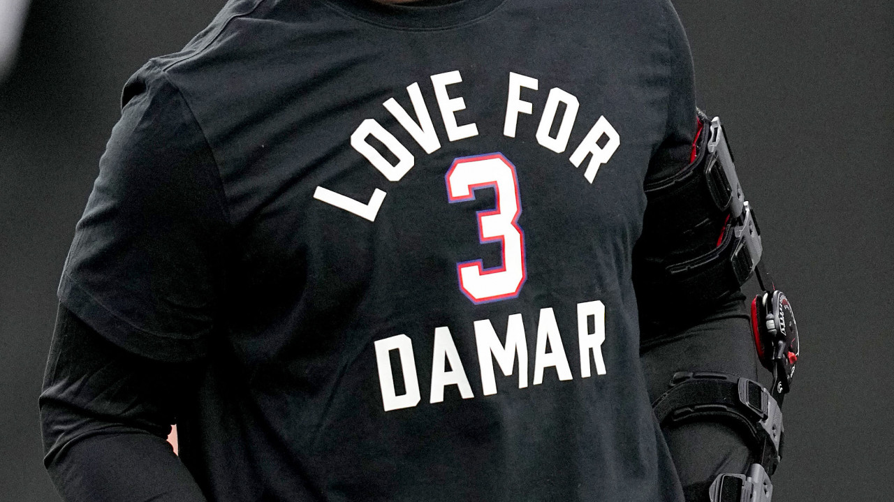 Players From Raiders, Chiefs Pray At Midfield Following Game In Which Teams Honored Damar Hamlin