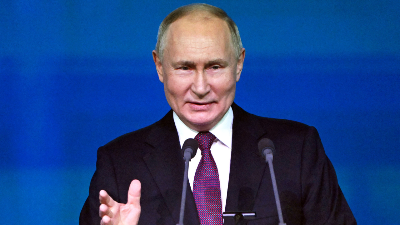 Tucker Carlson Presses Vladimir Putin To Release U.S. Journalist From Custody