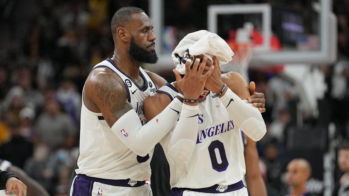 Lakers' Russell Westbrook bleeds after taking elbow to the head vs Spurs