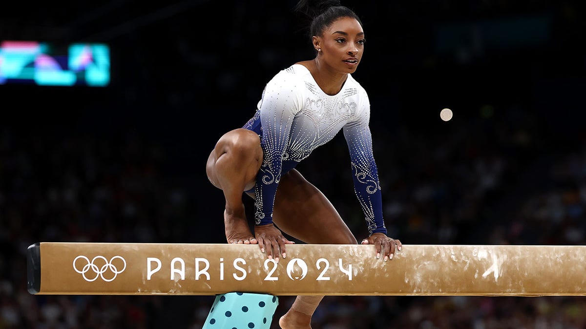 Simone Biles slips off balance beam, fails to make podium in Paris Olympics event