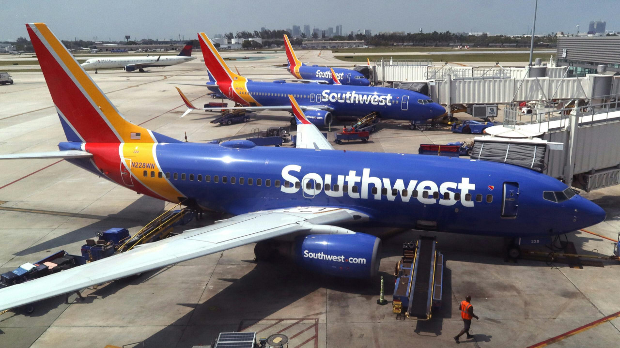 Stunning Video Shows Police Raiding Southwest Flight After Security Threat