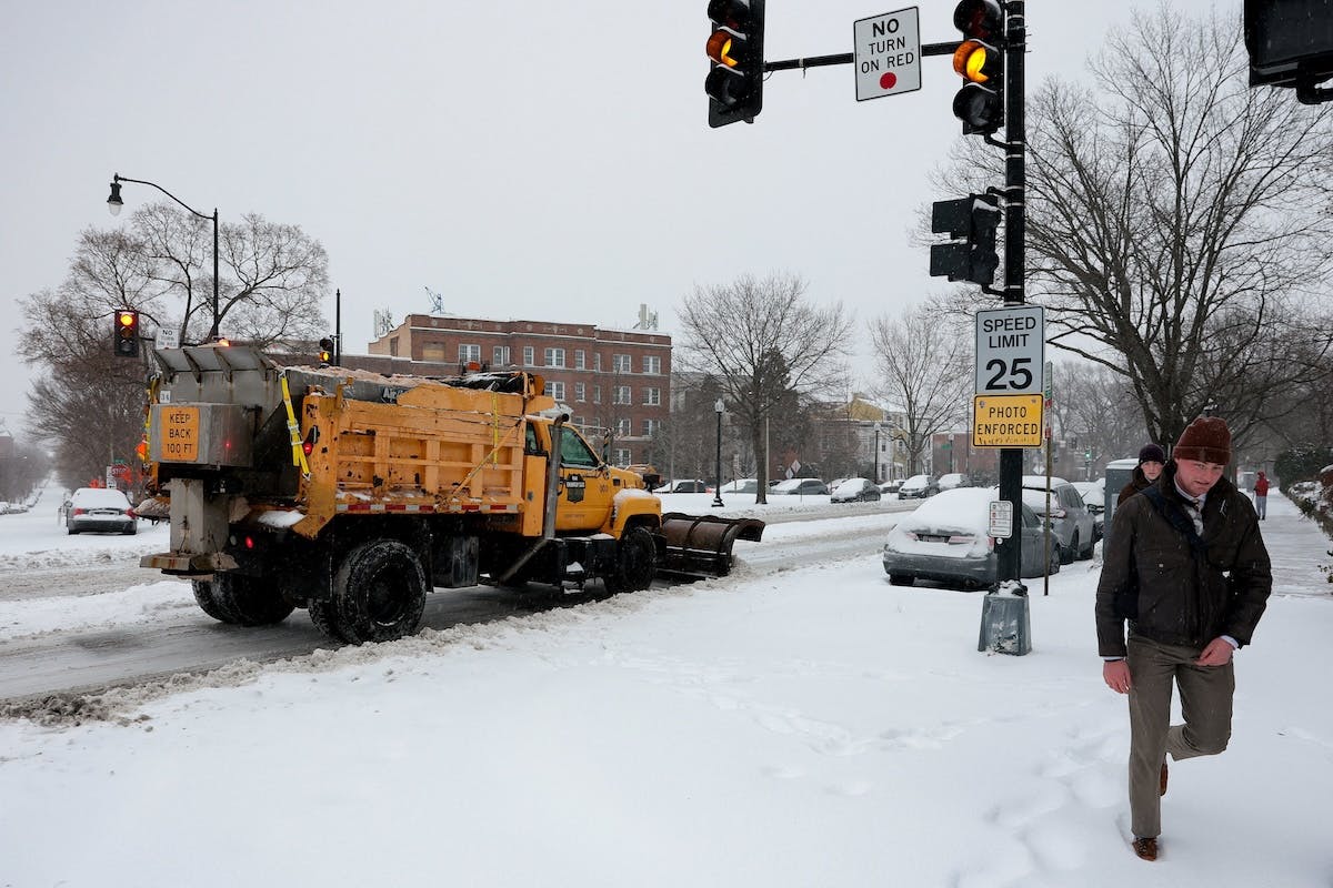 Winter Storm Leaves 800,000 Without Power, Forces 10,000 Flight Cancellations