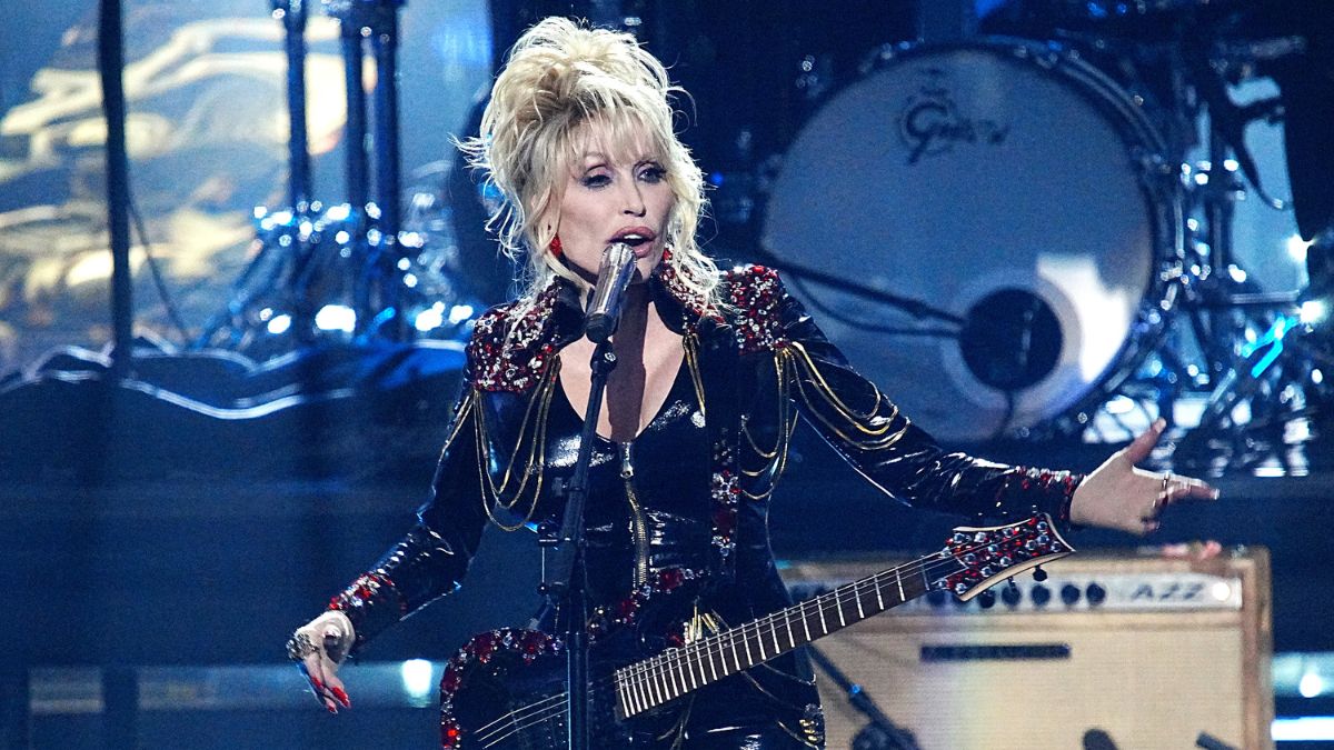 Dolly Parton Receives $100 Million Award From Jeff Bezos