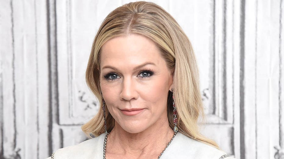 'Beverly Hills, 90210' star Jennie Garth, 52, reveals two secret hip replacements: 'Felt so bad about myself'