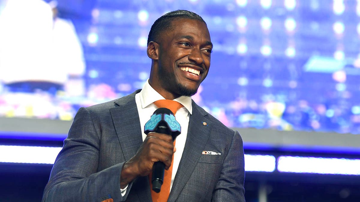 Robert Griffin III learns wife is in labor during Fiesta Bowl broadcast