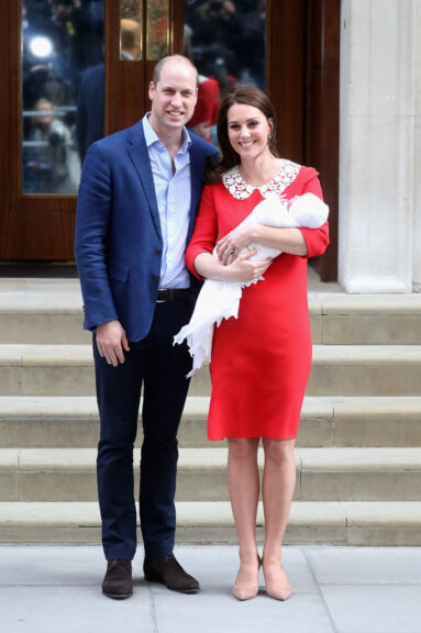 LONDON, ENGLAND - APRIL 23: Prince William, Duke of Cambridge and Catherine, Duchess of Cambridge depart the Lindo Wing with their new born son Prince Louis of Cambridge at St Mary's Hospital on April 23, 2018 in London, England. The Duchess safely delivered a boy at 11:01 am, weighing 8lbs 7oz, who will be fifth in line to the throne. (Photo by Chris Jackson/Getty Images)