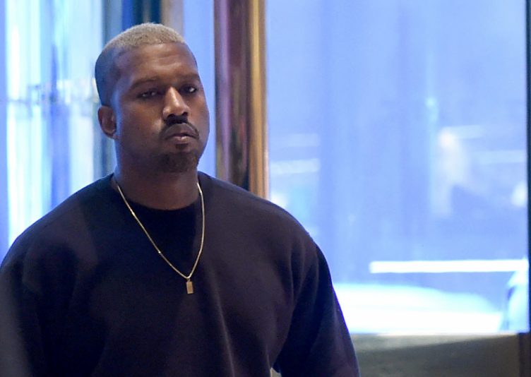 Singer Kanye West arrives at Trump Tower December 13, 2016 as US President-elect Donald Trump continues to hold meetings in New York. / AFP / TIMOTHY A. CLARY (Photo credit should read TIMOTHY A. CLARY/AFP via Getty Images)