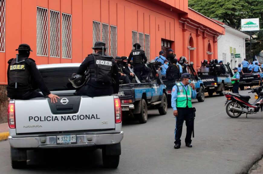 Police officers and riot police patrol outside Matagalpa's Archbishop Curia preventing Monsignor Rolando Alvarez from leaving, in Matagalpa, Nicaragua, on August 4, 2022. - Riot police on Thursday prevented Nicaraguan Bishop, Rolando Alvarez, from leaving the church building to preside at a mass as part of a