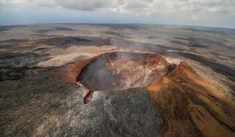The smoking crater of the volcano Mauna Loa in Hawaii Volcanoes National Park on the Big Island. (Storz/Getty Images/iStockphoto)