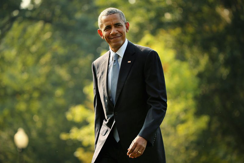 WASHINGTON, DC - SEPTEMBER 03: U.S. President Barack Obama waves to reporters after returning to the White House on board Marine One September 3, 2015 in Washington, DC. Obama spent three days in Alaska this week where he became the first sitting president to go to the Arctic Circle. (Photo by Chip Somodevilla/Getty Images)